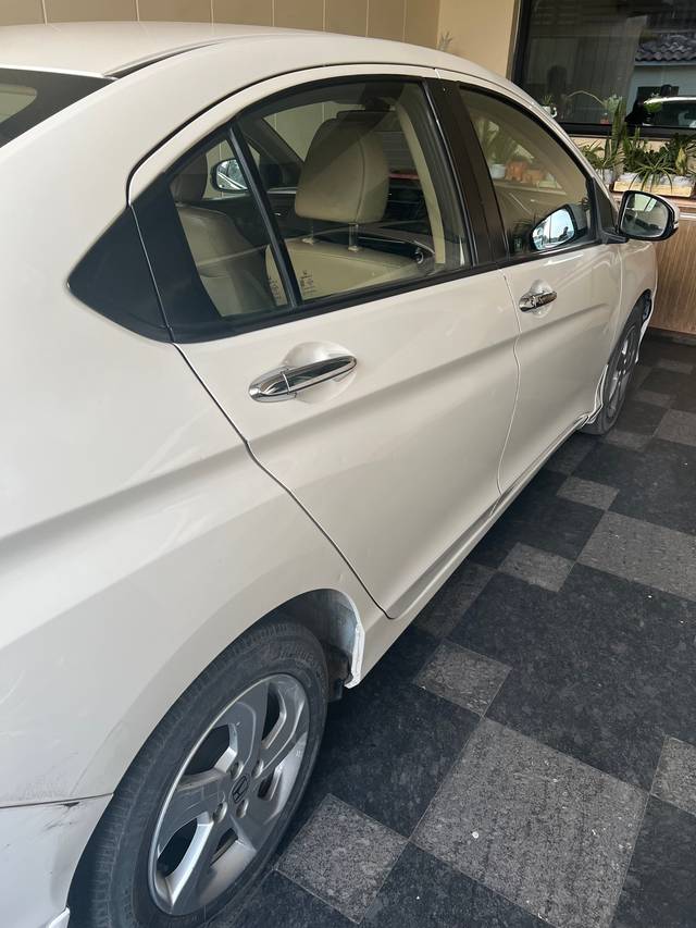 https://images10.gaadi.com/usedgaadi-sellcar/UsedCar/ed6fba9c-5262-4164-9d80-1da79cc1604d/a2549892-ed48-4bf9-987c-7d5d75e673e6.jpeg?imwidth=6402