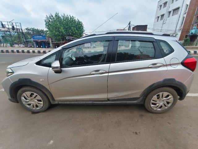 https://images10.gaadi.com/usedgaadi-sellcar/UsedCar/edaeb9be-d2a3-405c-8734-634cca86b233/64719121-a6be-4c9c-8159-41d54d36c498.jpg?imwidth=6401