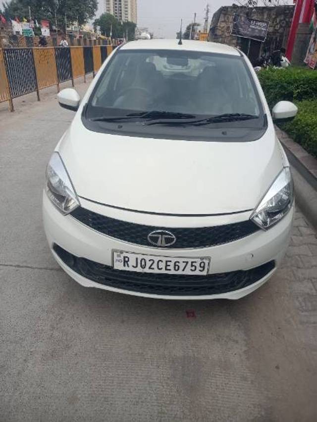 https://images10.gaadi.com/usedgaadi-sellcar/UsedCar/ee5e53cd-327d-446a-8c71-3776b4c34cab/b86ca01c-3f44-417b-ac1f-968346e62c76.jpg?imwidth=6400