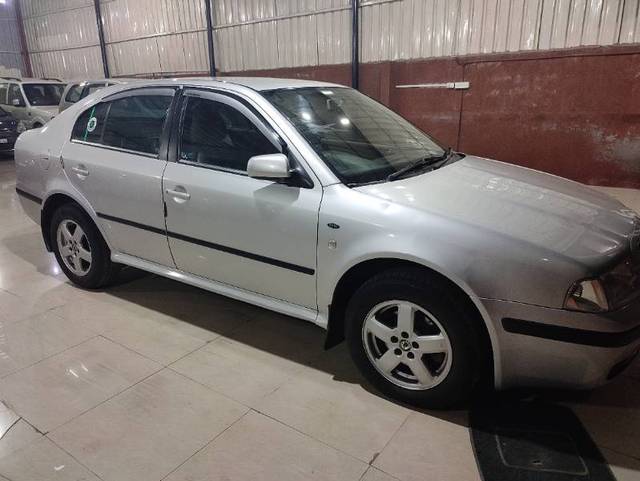 https://images10.gaadi.com/usedgaadi-sellcar/UsedCar/ef3f8de0-359d-406d-8187-e453a572cc20/dc06e2f8-edd5-41cd-94a3-6e01124a2876.jpg?imwidth=6400