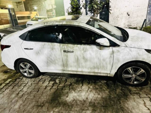 https://images10.gaadi.com/usedgaadi-sellcar/UsedCar/ef468375-882e-41ae-93b0-8d144666f8cc/f23050ab-ca03-4aaa-be21-a90ca3ccef7d.jpeg?imwidth=6401