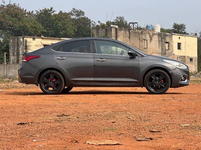 https://images10.gaadi.com/usedgaadi-sellcar/UsedCar/f108181f-ef01-43a7-afb1-dc10407a9c45/56d0b5a5-c39e-4c18-9825-b1e76460fc04.jpg?imwidth=6401