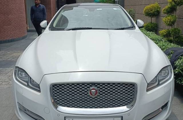 https://images10.gaadi.com/usedgaadi-sellcar/UsedCar/f2023739-b443-4864-aa35-f48b284b0948/f400e061-2098-4bc0-9636-9f12d5b6c57c.jpeg?imwidth=6401