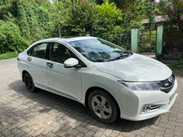 https://images10.gaadi.com/usedgaadi-sellcar/UsedCar/f38dcaa4-08cc-4bd2-8c3e-b5a3b079e1ce/e325747e-beae-47a4-8878-5680c7149347.jpg?imwidth=6400