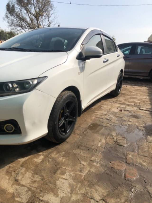 https://images10.gaadi.com/usedgaadi-sellcar/UsedCar/f3d7d91f-22d0-4b1f-af06-c0e80f40100e/f01d591d-196a-41bb-95e3-bd26aed28116.jpeg?imwidth=6402