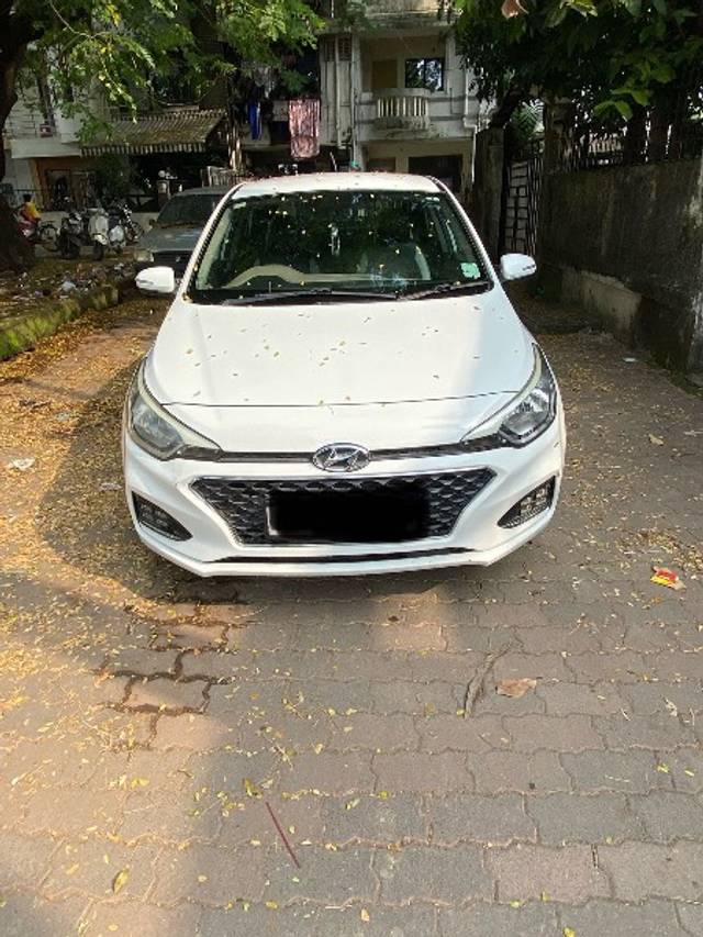 https://images10.gaadi.com/usedgaadi-sellcar/UsedCar/f4acd632-2547-4730-89c1-9839401fb6dd/1bc08038-432f-4187-9b61-cd0ea3d05dd7.jpg?imwidth=6400