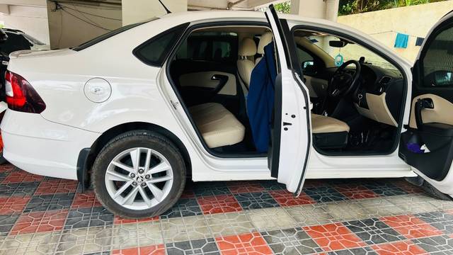 https://images10.gaadi.com/usedgaadi-sellcar/UsedCar/f5013bcaa/0d0fe19b-76bd-4842-ae41-35812c5f4c77.jpeg?imwidth=6401