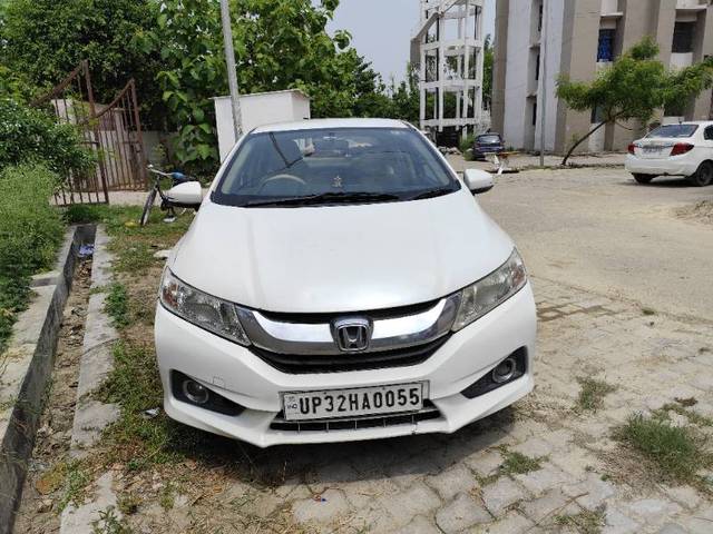 https://images10.gaadi.com/usedgaadi-sellcar/UsedCar/f5018db3a/febdd96d-84df-401a-9da2-0e9774a88379.jpg?imwidth=6400