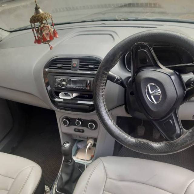 https://images10.gaadi.com/usedgaadi-sellcar/UsedCar/f501b67ea/99597a23-6325-43f1-bc44-84cd28bb114d.jpg?imwidth=6402