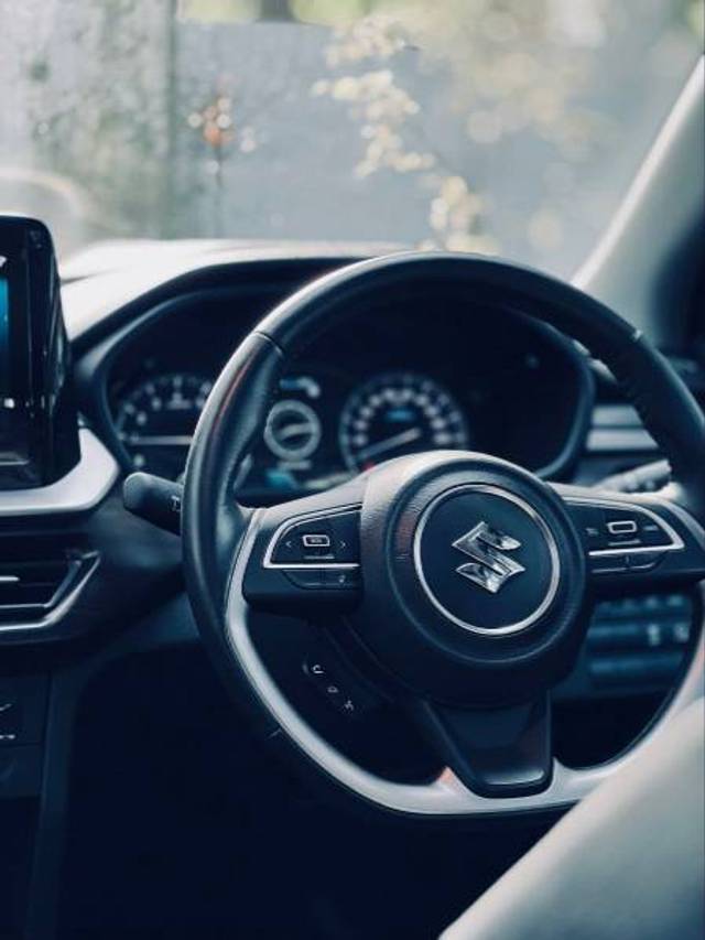 https://images10.gaadi.com/usedgaadi-sellcar/UsedCar/f5069efca/267906b4-5f9f-4fe4-ba71-8a5a97a38fff.jpg?imwidth=6402