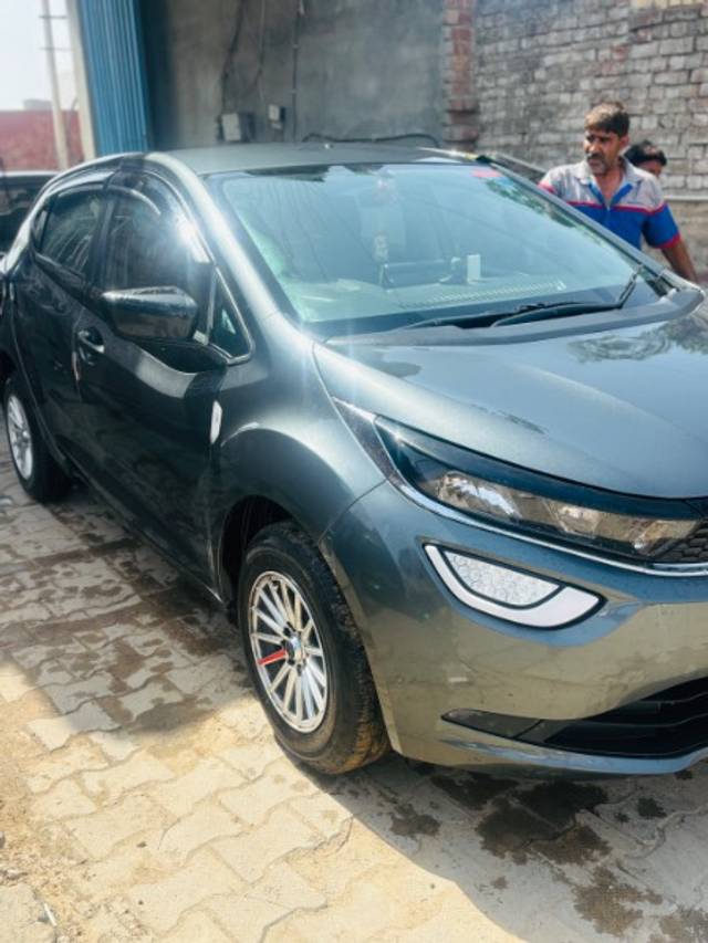 https://images10.gaadi.com/usedgaadi-sellcar/UsedCar/f507cb96a/832f1deb-c1b7-416d-abb5-bef4b465f6c4.jpeg?imwidth=6402