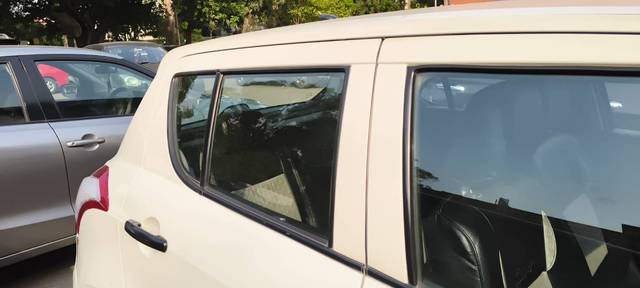 https://images10.gaadi.com/usedgaadi-sellcar/UsedCar/f5085f5aa/5e27e748-3bea-435d-9e8e-b43794abf3b2.jpg?imwidth=6402