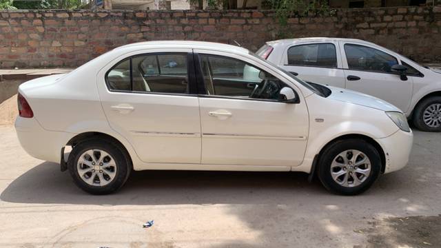 https://images10.gaadi.com/usedgaadi-sellcar/UsedCar/f508a055a/f20e4007-65d8-4624-930f-e2a7be63ff01.jpeg?imwidth=6402