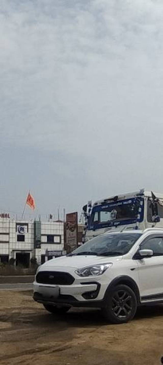 https://images10.gaadi.com/usedgaadi-sellcar/UsedCar/f5098261a/537eb698-b67a-4391-87f4-f7e506449213.jpg?imwidth=6401