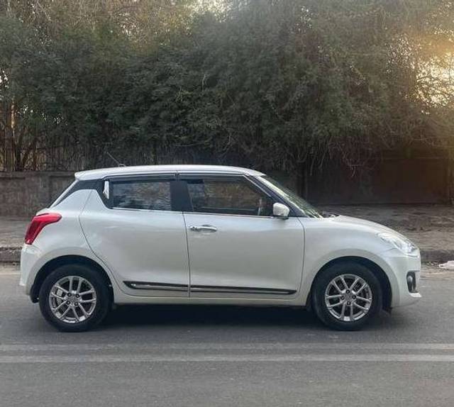 https://images10.gaadi.com/usedgaadi-sellcar/UsedCar/f50a21bba/6cd5ad89-9923-43f3-b171-333d421d5cf0.jpg?imwidth=6400