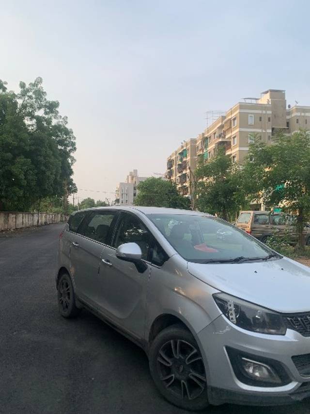 https://images10.gaadi.com/usedgaadi-sellcar/UsedCar/f50a547aa/9a674560-8dbd-40f5-bc31-662ac8a0d71a.jpeg?imwidth=6400