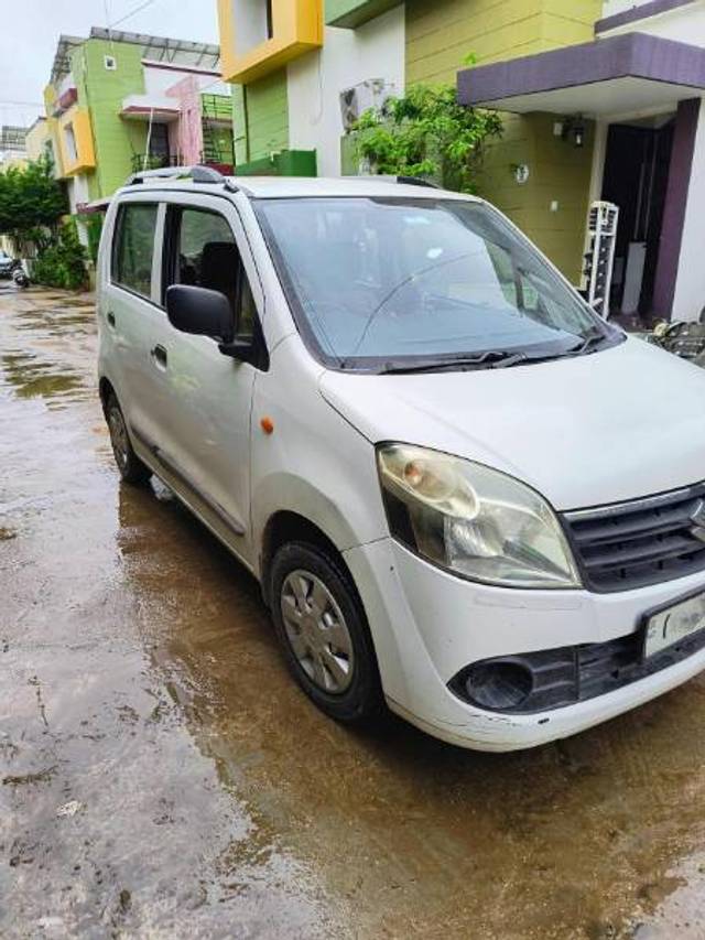 https://images10.gaadi.com/usedgaadi-sellcar/UsedCar/f50b0328a/5c9af98c-dcd2-4c92-b0de-fad342dbf240.jpg?imwidth=6400