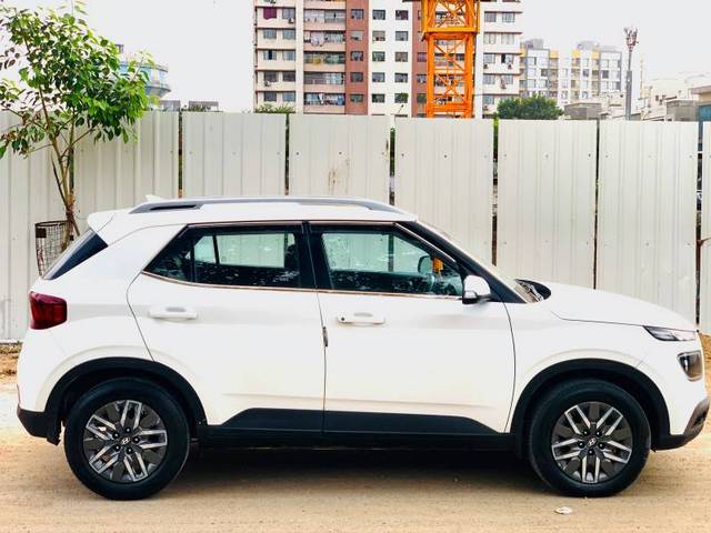 https://images10.gaadi.com/usedgaadi-sellcar/UsedCar/f50b4727a/d5a79af7-904a-42db-9f3e-f1fffdad27d2.jpg?imwidth=6401