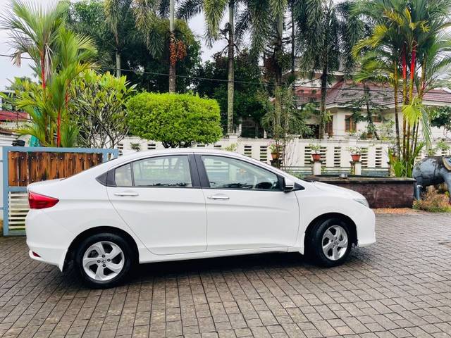 https://images10.gaadi.com/usedgaadi-sellcar/UsedCar/f50d0921a/be3cfa6a-1397-488b-8179-86e5a5837b70.jpeg?imwidth=6401