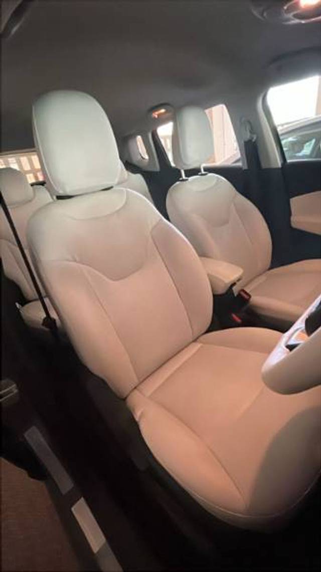 https://images10.gaadi.com/usedgaadi-sellcar/UsedCar/f50d8b57a/8ee7b960-1271-4f3f-9a66-1088a350acad.jpg?imwidth=6402