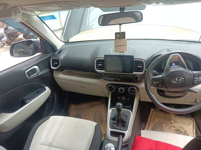 https://images10.gaadi.com/usedgaadi-sellcar/UsedCar/f50db282a/e2bc9f96-f8e2-4352-9a01-b5d3825c0049.jpeg?imwidth=6402