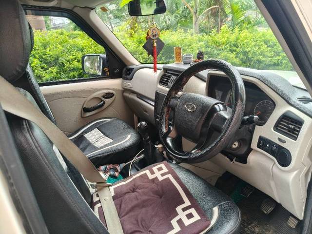 https://images10.gaadi.com/usedgaadi-sellcar/UsedCar/f50dba32a/d5e304cf-8a0b-458d-8266-863d891f7d57.jpg?imwidth=6402