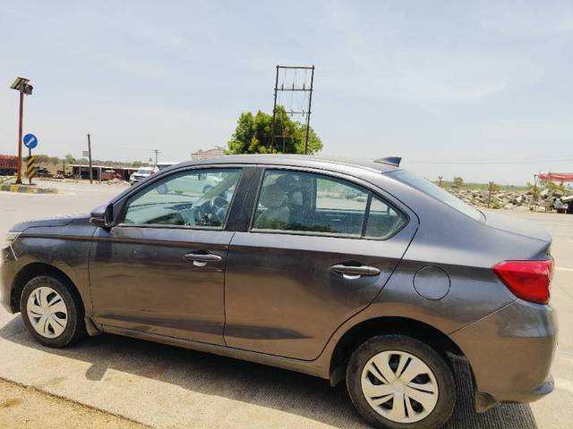 https://images10.gaadi.com/usedgaadi-sellcar/UsedCar/f50e0203a/a9d72e16-0e17-428a-af51-77345e977d8a.jpg?imwidth=6402