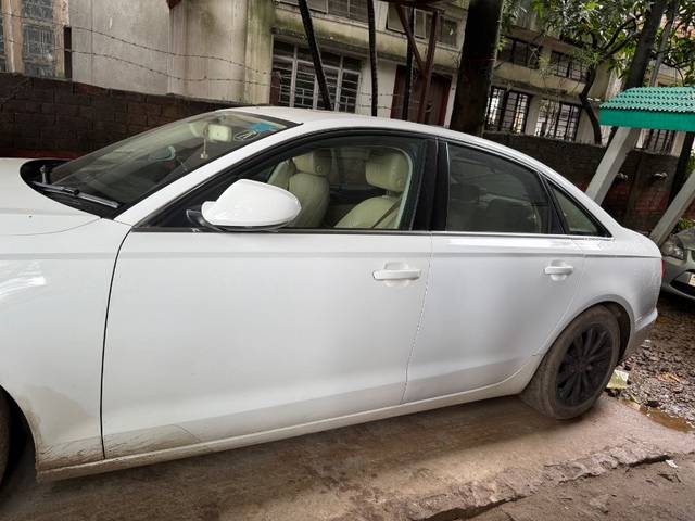 https://images10.gaadi.com/usedgaadi-sellcar/UsedCar/f50e03cca/4e29b0f5-01a9-41ac-a905-4a756a3570c3.jpeg?imwidth=6402