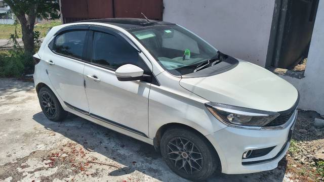 https://images10.gaadi.com/usedgaadi-sellcar/UsedCar/f50e39e3a/6efd55e0-0d68-4954-8b39-6beb1d3fd128.jpg?imwidth=6400