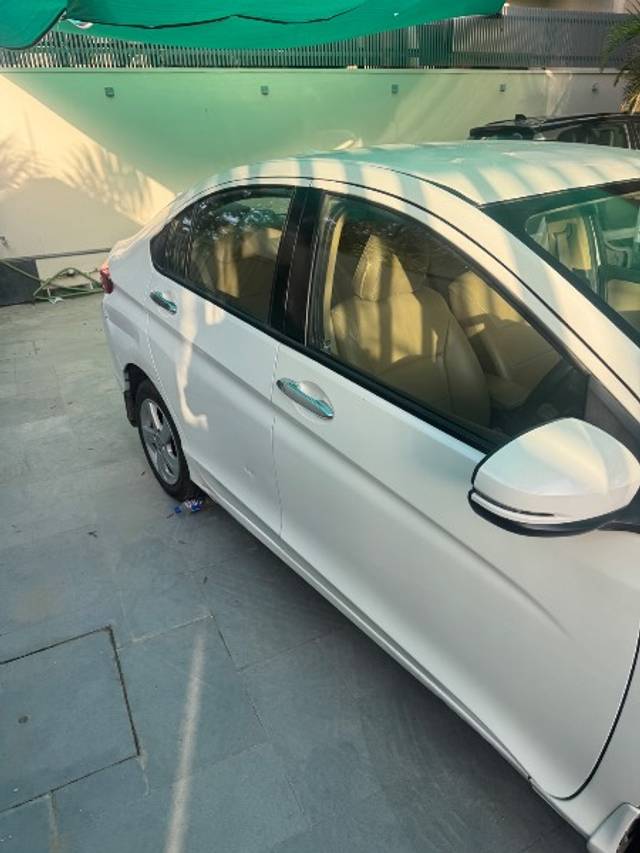 https://images10.gaadi.com/usedgaadi-sellcar/UsedCar/f50f0d1da/1412f15c-1822-43bb-9686-bba4cd6741e9.jpeg?imwidth=6400