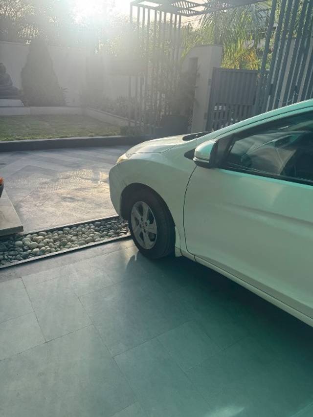 https://images10.gaadi.com/usedgaadi-sellcar/UsedCar/f50f0d1da/25032a07-d3c2-44b6-90d3-512a1fa6ad94.jpeg?imwidth=6402