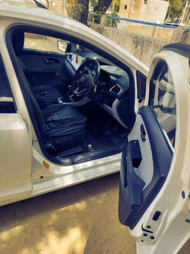 https://images10.gaadi.com/usedgaadi-sellcar/UsedCar/f50fbeb8a/dfac5a94-abdb-4319-b3cd-1187d0a101ca.jpg?imwidth=6401