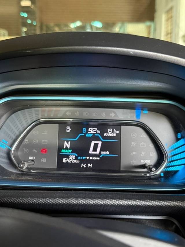 https://images10.gaadi.com/usedgaadi-sellcar/UsedCar/f51063a3a/1cdffd99-9856-4cb6-be41-af1d2daa1875.jpeg?imwidth=6401