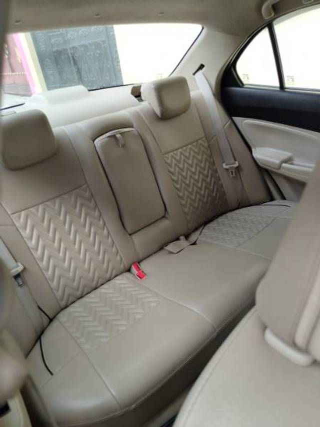 https://images10.gaadi.com/usedgaadi-sellcar/UsedCar/f512d6aaa/a2daef20-064e-49ed-bd32-f88f96f9e829.jpg?imwidth=6402