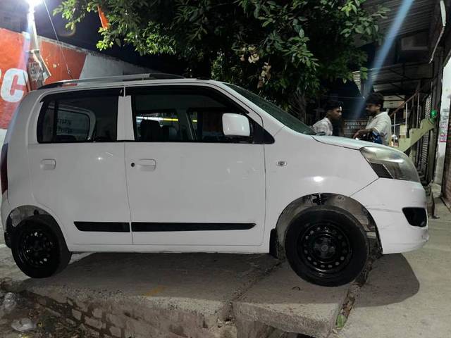 https://images10.gaadi.com/usedgaadi-sellcar/UsedCar/f512da44a/f4537211-0bd8-4a0f-adfe-3d04d95b0326.jpg?imwidth=6400