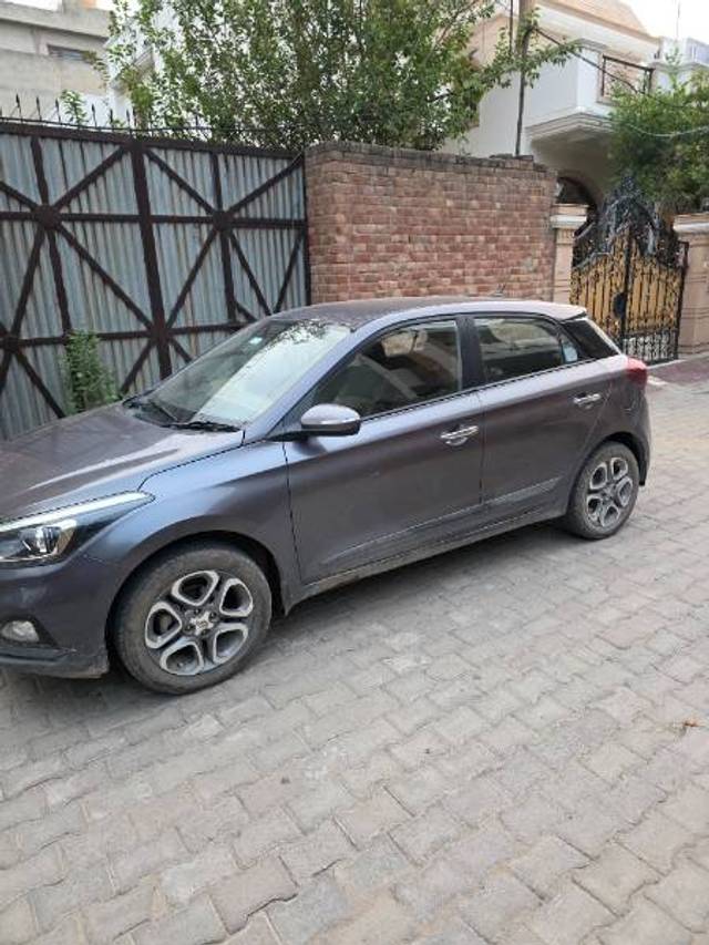 https://images10.gaadi.com/usedgaadi-sellcar/UsedCar/f513c68ca/12d99ab9-1051-4902-b83c-1662b269c5c2.jpg?imwidth=6400