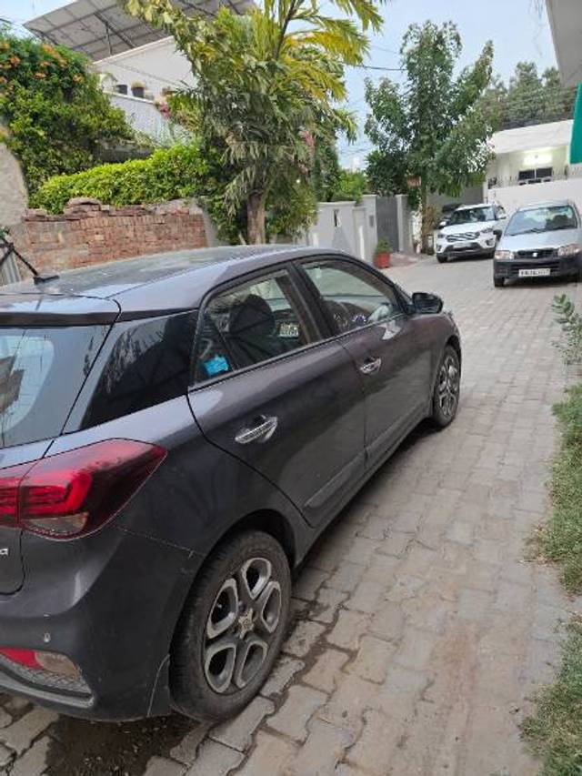 https://images10.gaadi.com/usedgaadi-sellcar/UsedCar/f513c68ca/42350d1a-472b-4742-b816-7011dfd863e2.jpg?imwidth=6401