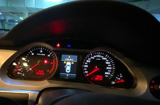 https://images10.gaadi.com/usedgaadi-sellcar/UsedCar/f513f361a/1f095f79-1e67-44c9-9c10-a98ab504e458.jpeg?imwidth=6401
