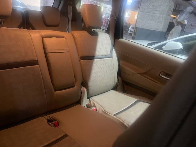 https://images10.gaadi.com/usedgaadi-sellcar/UsedCar/f514f86ea/e24210b1-1bba-45f0-bdc7-16cdde9787ad.jpeg?imwidth=6401