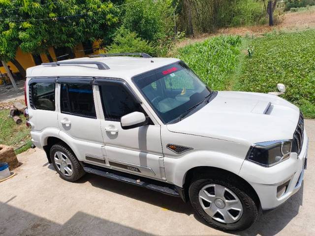https://images10.gaadi.com/usedgaadi-sellcar/UsedCar/f5154c35a/db7334a1-70b4-4a88-ab8c-a2e778d56bfd.jpg?imwidth=6400