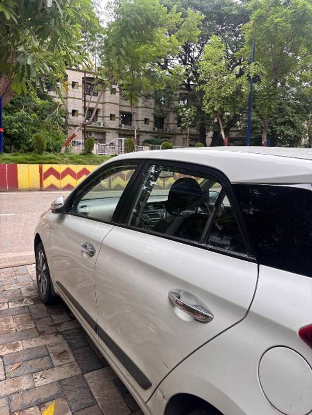 https://images10.gaadi.com/usedgaadi-sellcar/UsedCar/f5167148a/a6e18d97-5748-45fb-acd7-56c505c63271.jpeg?imwidth=6401