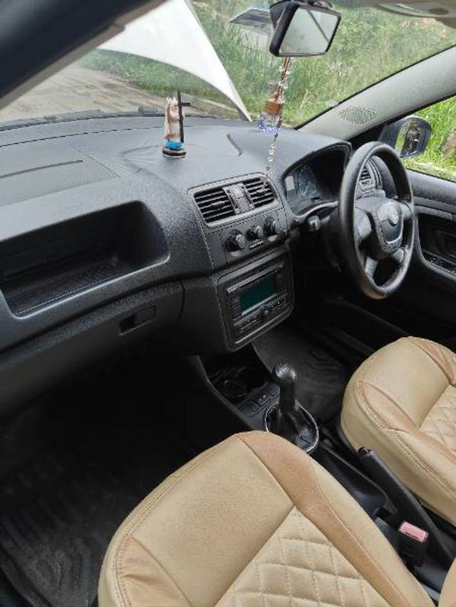 https://images10.gaadi.com/usedgaadi-sellcar/UsedCar/f51a921da/3d93f601-9063-4b74-b160-d42c56d0e311.jpg?imwidth=6401