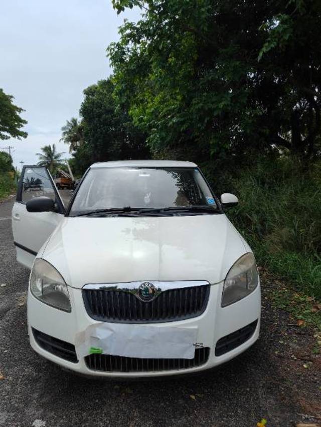 https://images10.gaadi.com/usedgaadi-sellcar/UsedCar/f51a921da/813c0b39-9253-4a6d-87d4-ca25c7d39b71.jpg?imwidth=6400