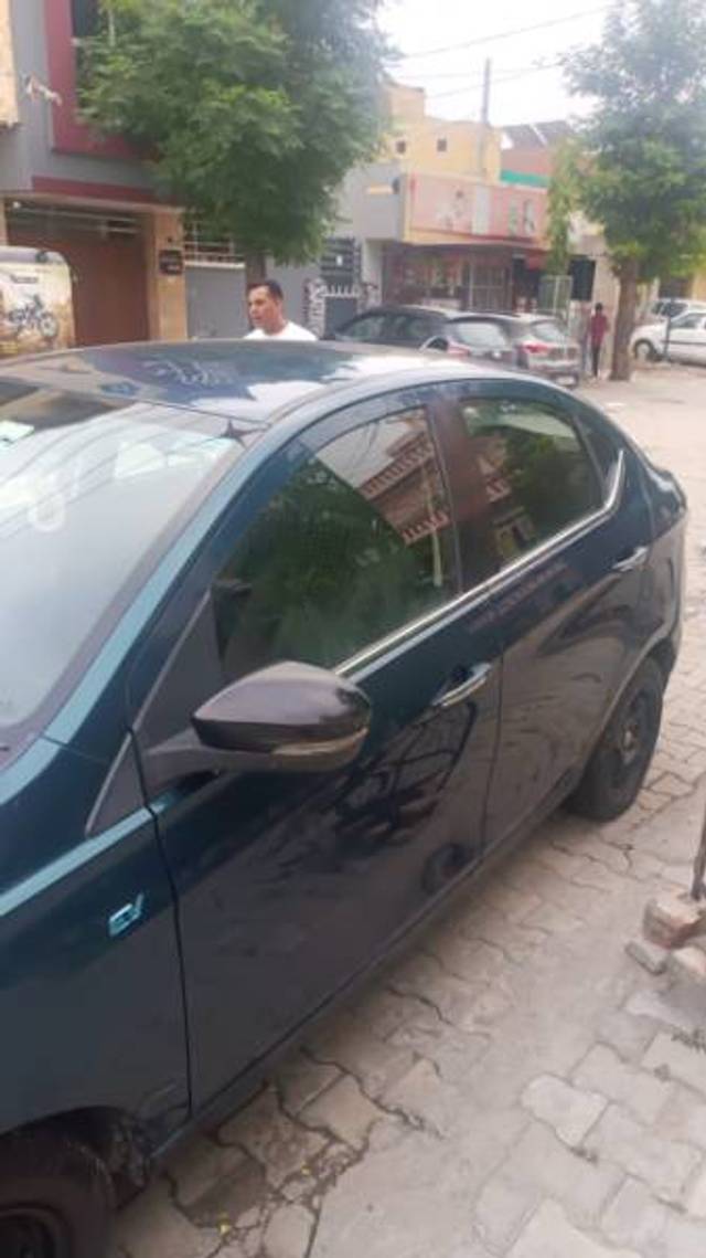 https://images10.gaadi.com/usedgaadi-sellcar/UsedCar/f51acc78a/9759b195-33ca-417d-9066-496a98d35406.jpg?imwidth=6402