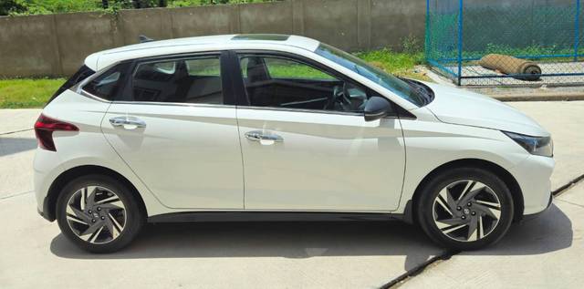https://images10.gaadi.com/usedgaadi-sellcar/UsedCar/f51f1294a/f62c91d8-e7ee-4e54-b2dc-1552d0e9b67e.jpg?imwidth=6401