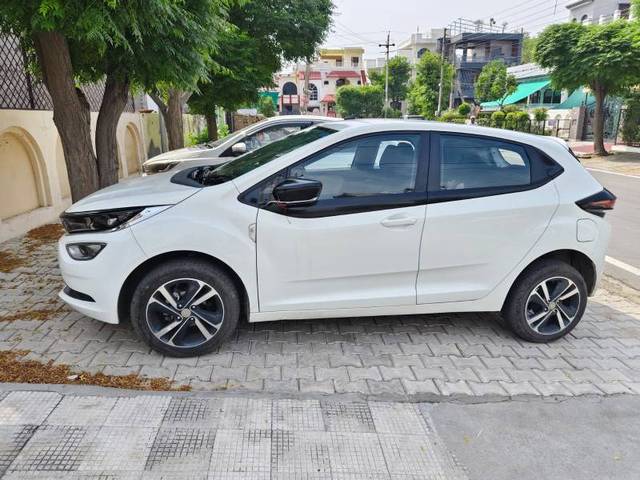 https://images10.gaadi.com/usedgaadi-sellcar/UsedCar/f52221c3a/5ac76713-319f-4353-a7dd-fa0e2ecba1f9.jpg?imwidth=6400