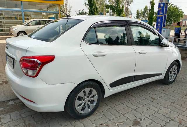 https://images10.gaadi.com/usedgaadi-sellcar/UsedCar/f5235fb7a/1a585ff0-dc3e-4d38-95ee-7b28c203b747.jpg?imwidth=6401