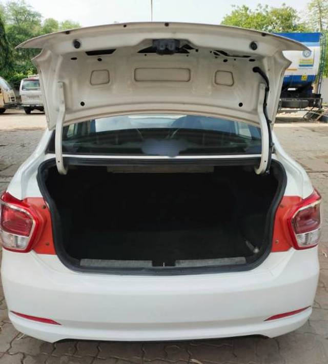 https://images10.gaadi.com/usedgaadi-sellcar/UsedCar/f5235fb7a/5a070f2e-0511-4a0d-8850-a6d163d53171.jpg?imwidth=6402