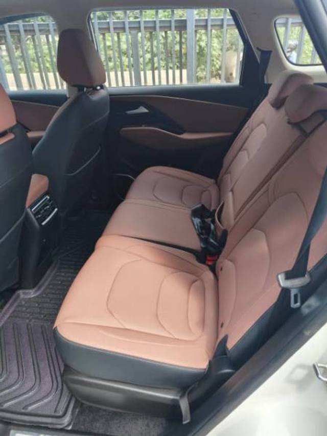 https://images10.gaadi.com/usedgaadi-sellcar/UsedCar/f52365ffa/2e1b6bbb-9627-4ec0-ba2c-9400e81902f5.jpg?imwidth=6401