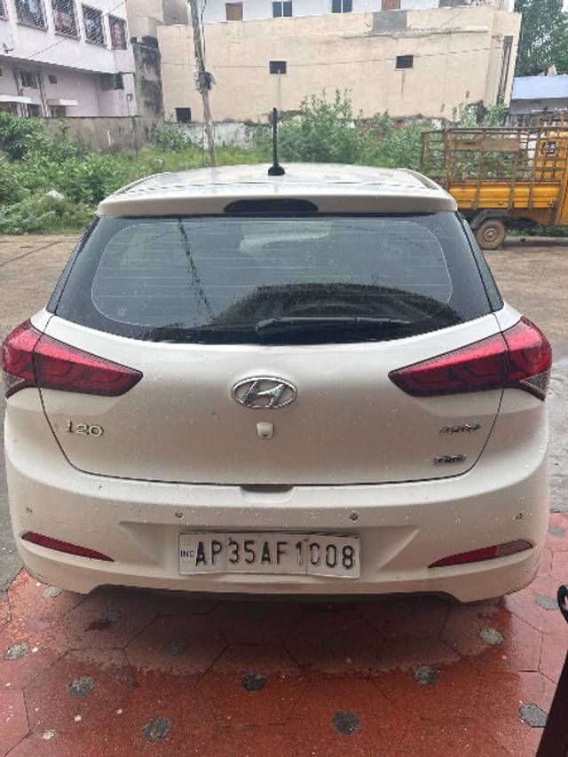 https://images10.gaadi.com/usedgaadi-sellcar/UsedCar/f523b4ffa/0e0c5c2c-0106-4f39-bdac-b8e6981f0404.jpg?imwidth=6402